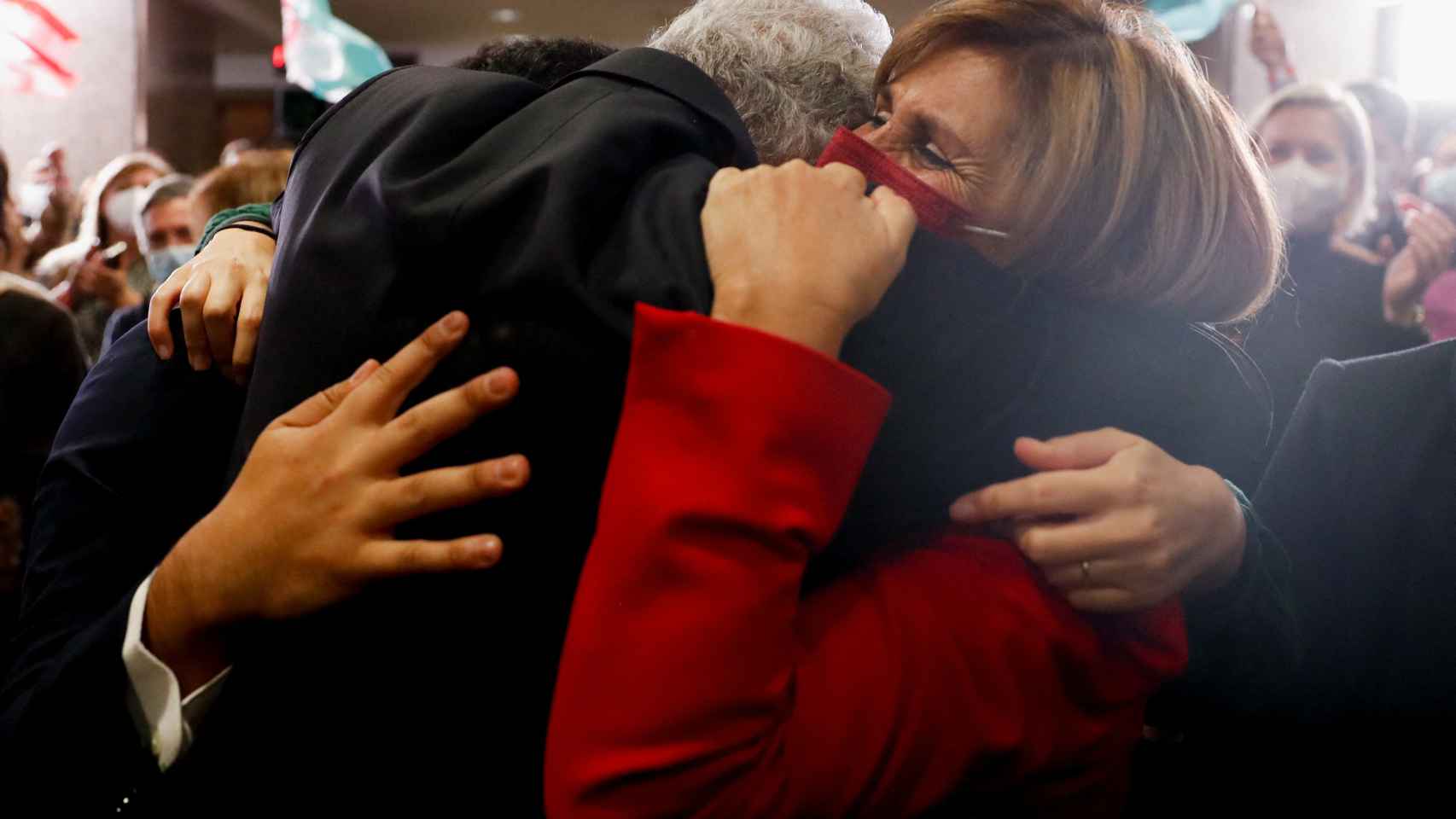 Costa abraza a su mujer, Fernanda Tadeu, en la noche electoral.