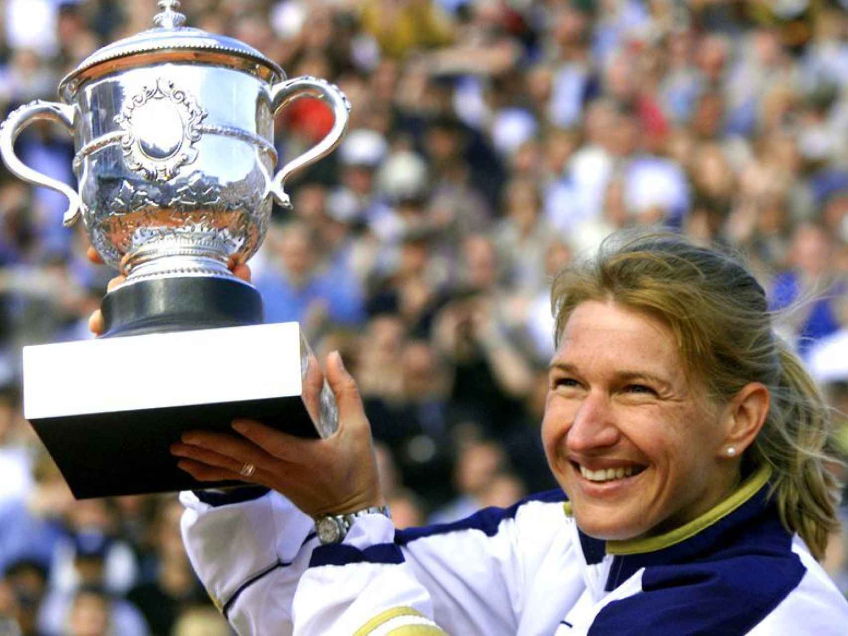 Graf, con el trofeo de campeona de Roland Garros 1999, el último título que logró en su brillante carrera.