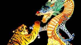 Lámparas de un tigre y un dragón por el Año Nuevo Chino.