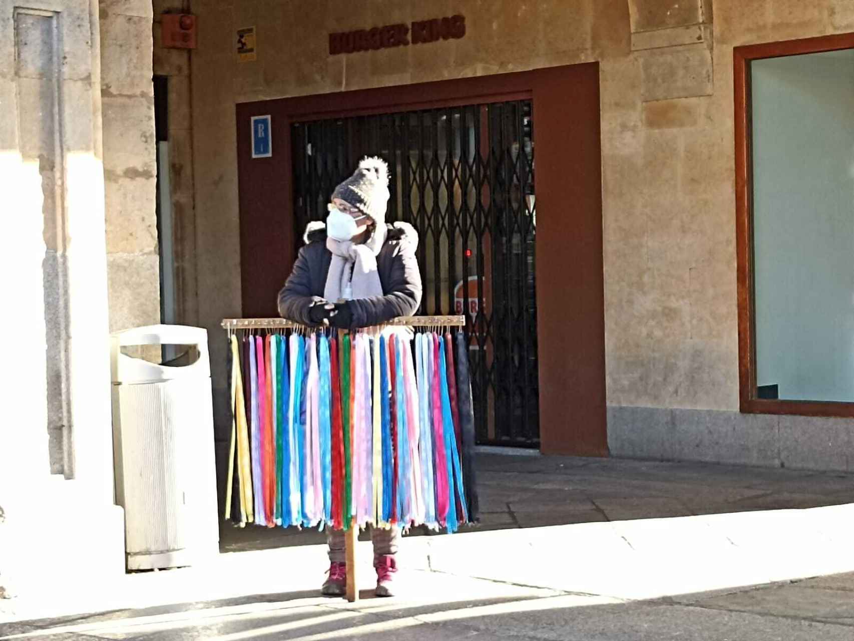 Vendedor de gargantillas de San Blas en la Plaza Mayor de Salamanca