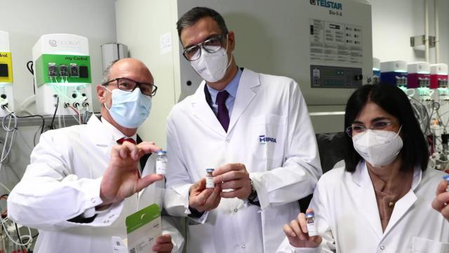 Pedro Sánchez y Carolina Darias en las instalaciones de Hipra en Girona.