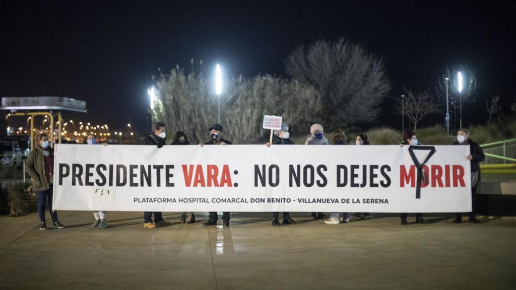 La Plataforma Hospital Comarcal Don Benito-Villanueva se ha movilizado a la entrada del recinto para protestar por el deterioro de la sanidad pública.