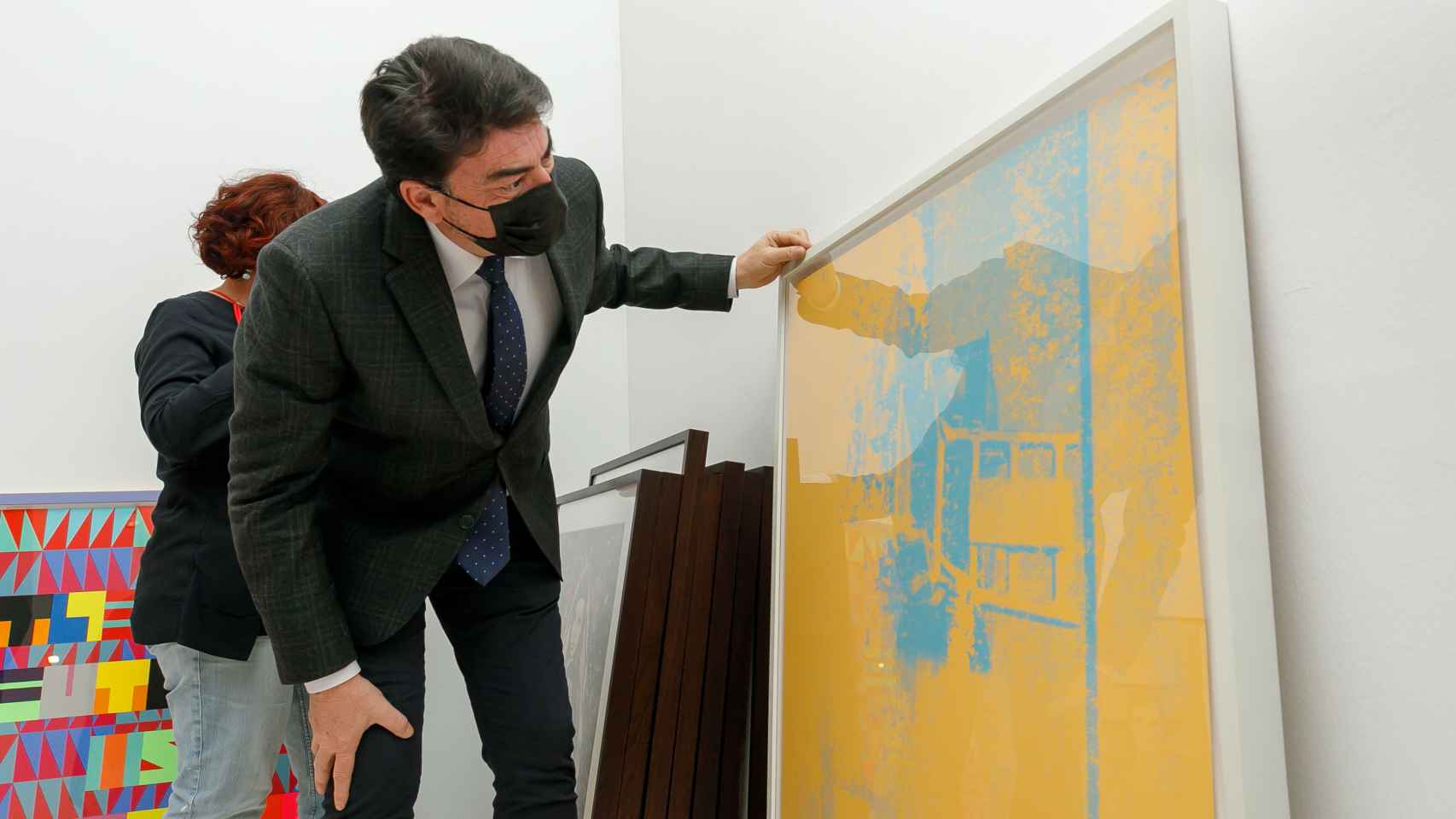 El alcalde Luis Barcala con el cuadro de Andy Warhol que pertenece a la colección Jenkins y Romero.
