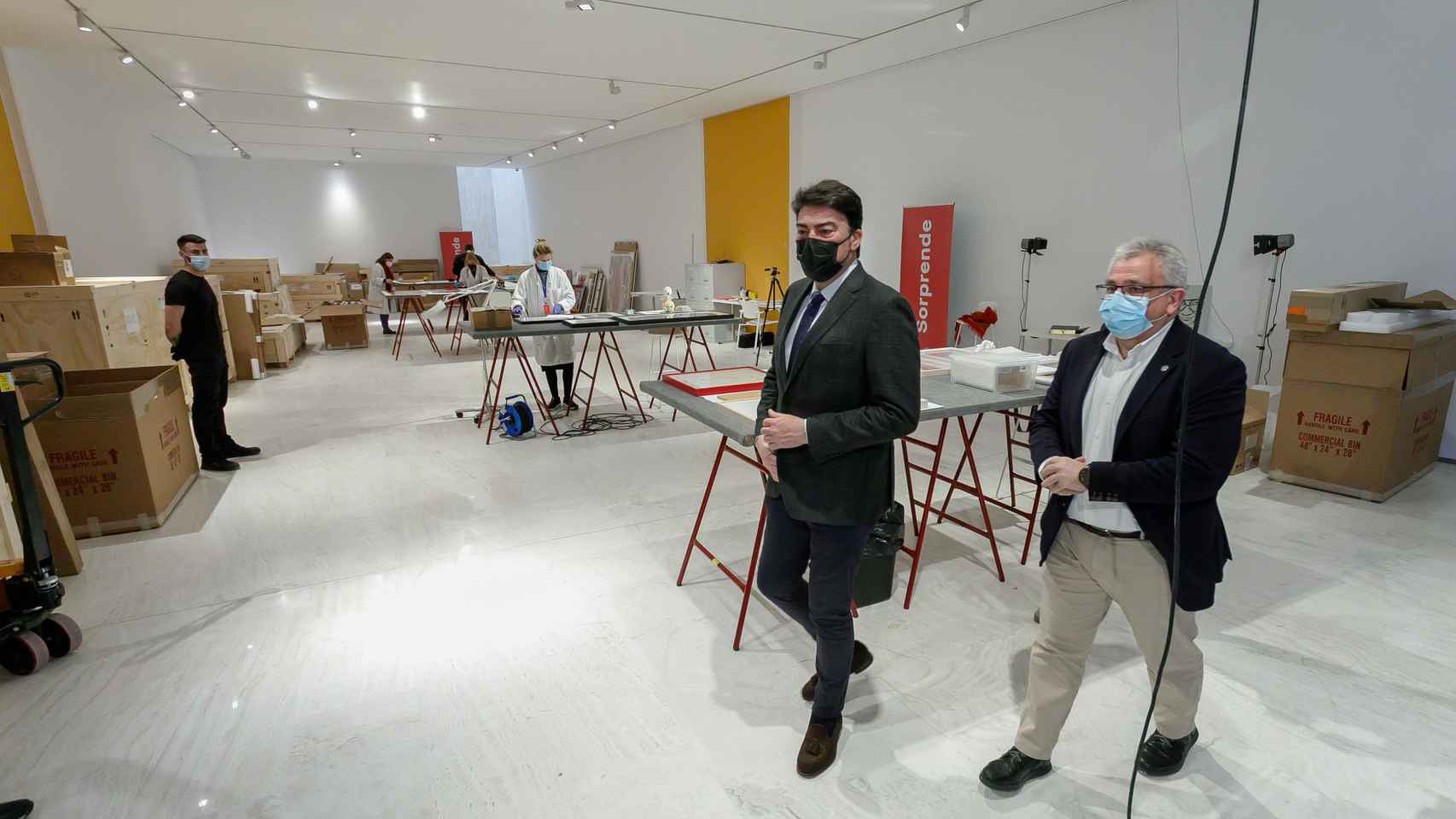 Barcala y Antonio Manresa, en la sala de exposiciones temporales ocupada para este montaje.