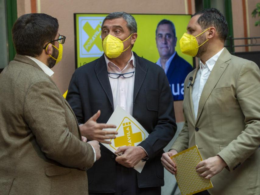 Director de campaña, Jesús Manuel Sánchez Cabrera, el cabeza de lista a las Cortes de Castilla y León, Pedro Pascual, y el presidente de Por Ávila, José Ramón Budiño.