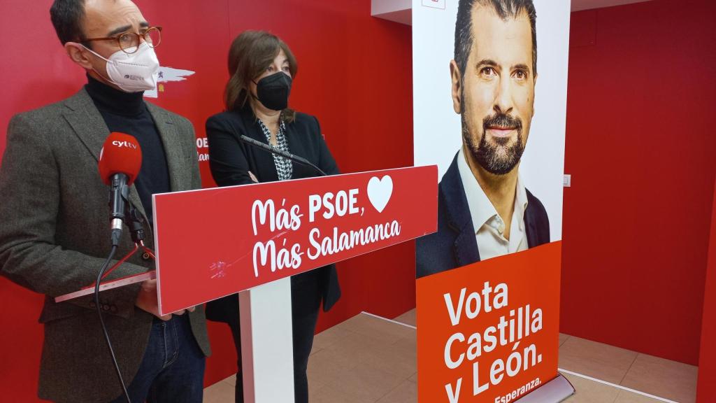 David Serrada y Carmen García, esta mañana en la sede del PSOE de Salamanca