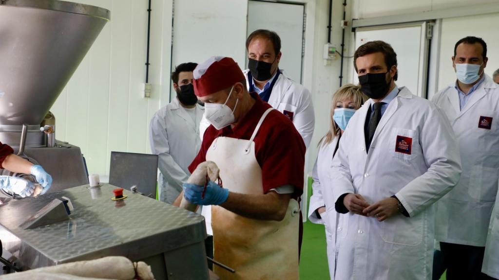 Pablo Casado, junto al presidente de la Diputación y el alcalde de Guijuelo, en una visita a una fábrica de embutidos./ ARRANZ ICAL