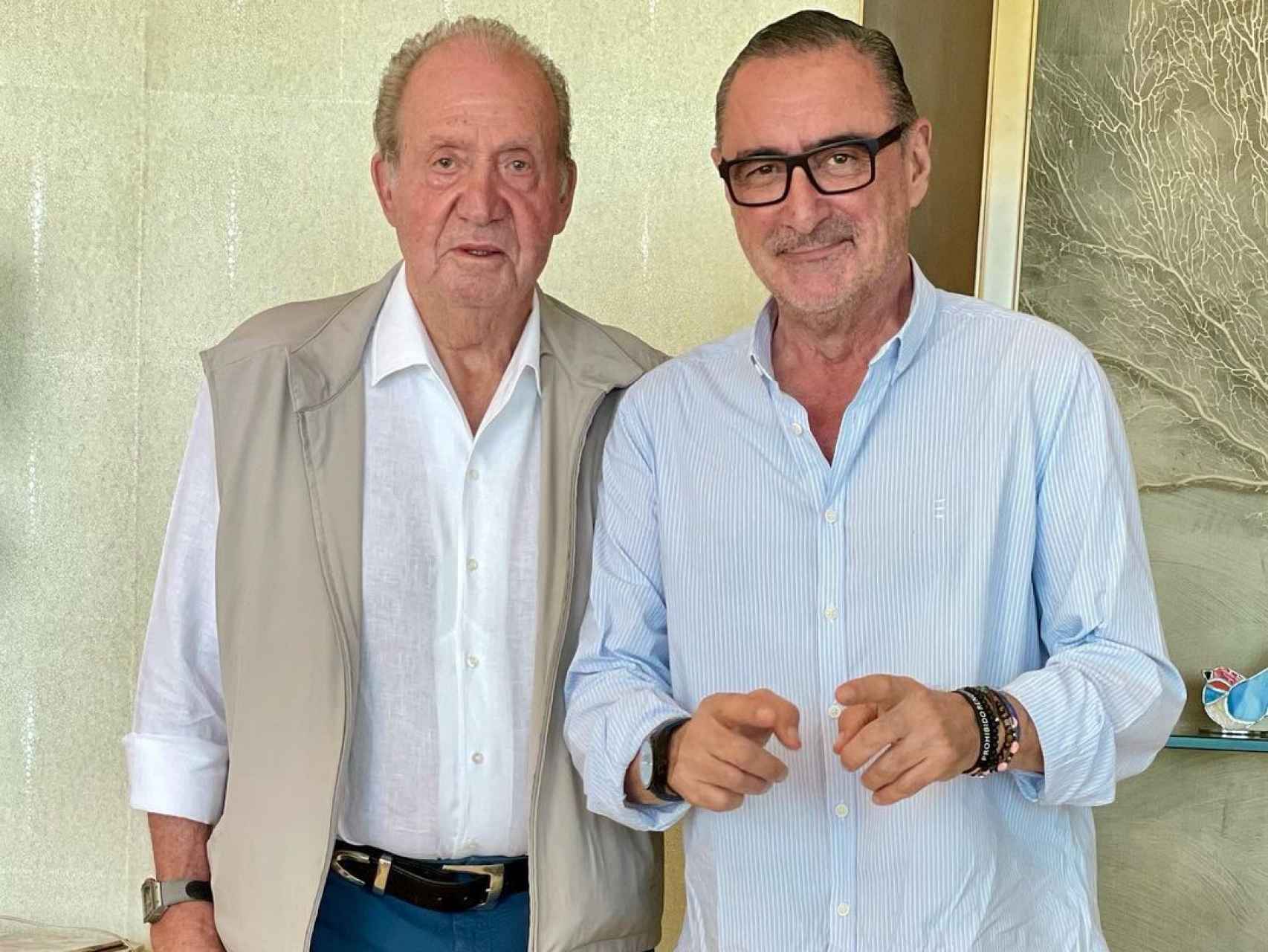 El rey emérito Juan Carlos y el periodista Carlos Herrera, posando en Abu Dabi el pasado mes de enero.