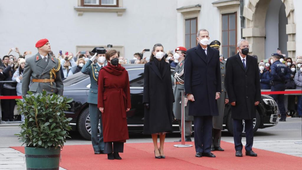 Letizia ha estrenado un abrigo 'oversize' de Carolina Herrera, que también tiene en color fucsia.