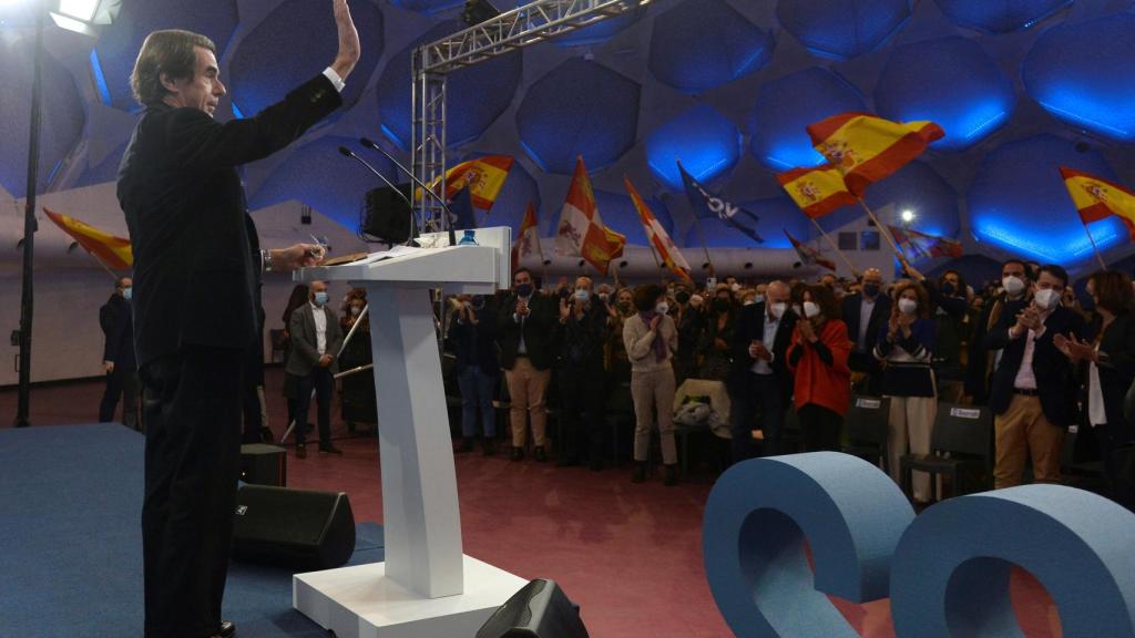 José María Aznar agradece los aplausos en Valladolid a su discurso sobre el liderazgo y la unión en el PP.