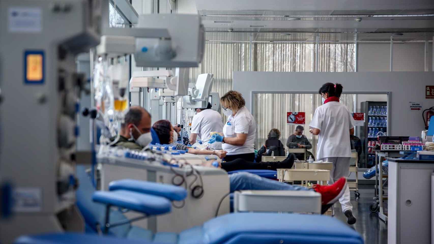 Varias personas donan sangre en el centro de Transfusión.