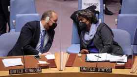 El representante del Reino Unido ante las Naciones Unidas, James Kariuki, y la embajadora de Estados Unidos ante las Naciones Unidas, Linda Thomas-Greenfield.
