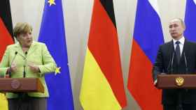 Vladímir Putin junto a Angela Merkel durante un encuentro de ambos mandatarios.