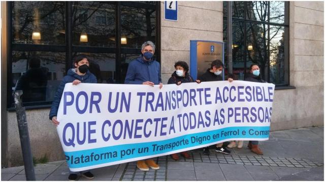 Representantes de la Plataforma a las puertas del Edificio de la Xunta.