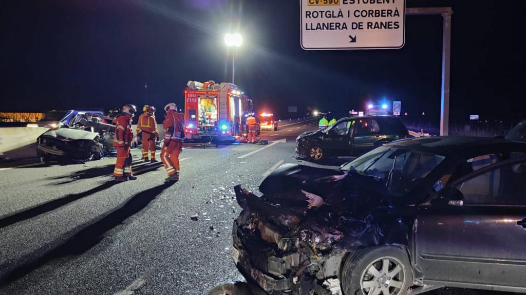 Los bomberos de Valencia trabajan en el rescate tras producirse el accidente.