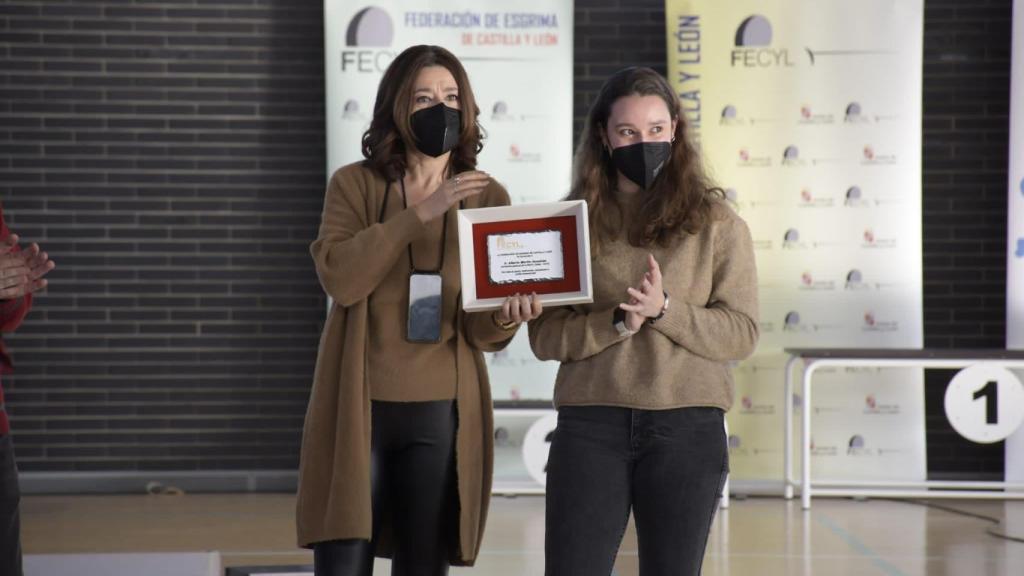 Familiares de Alberto Martín recogen la placa honorífica