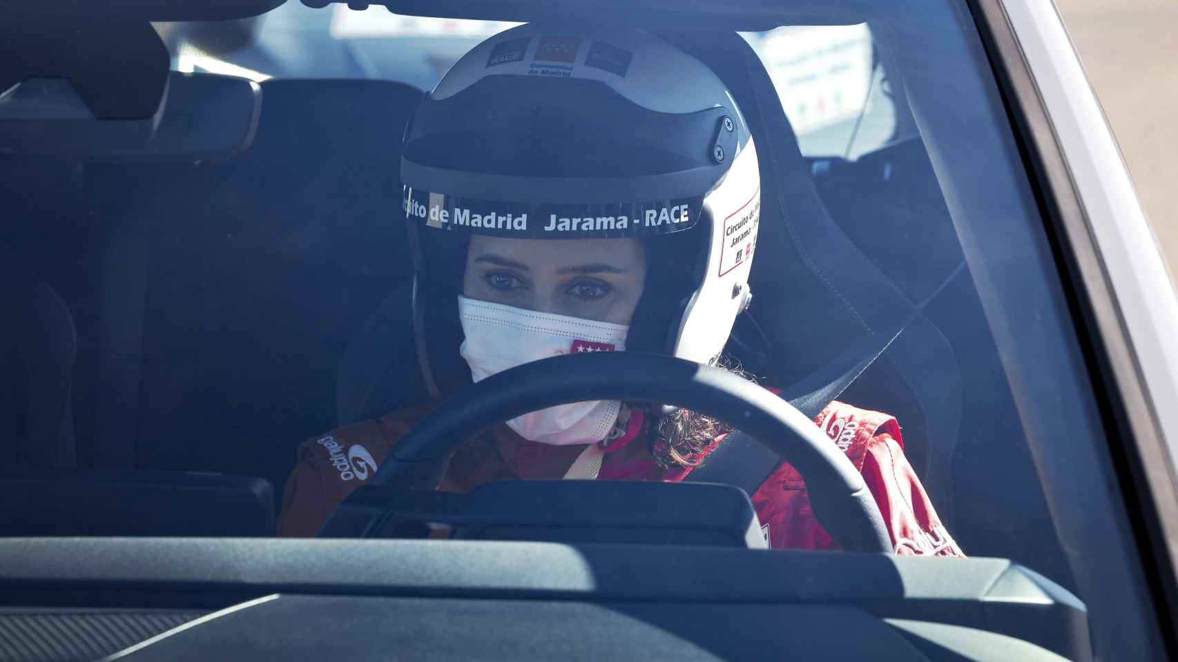 La presidenta de la Comunidad de Madrid se anima a pilotar en la inauguración del circuito Madrid Jarama RACE.