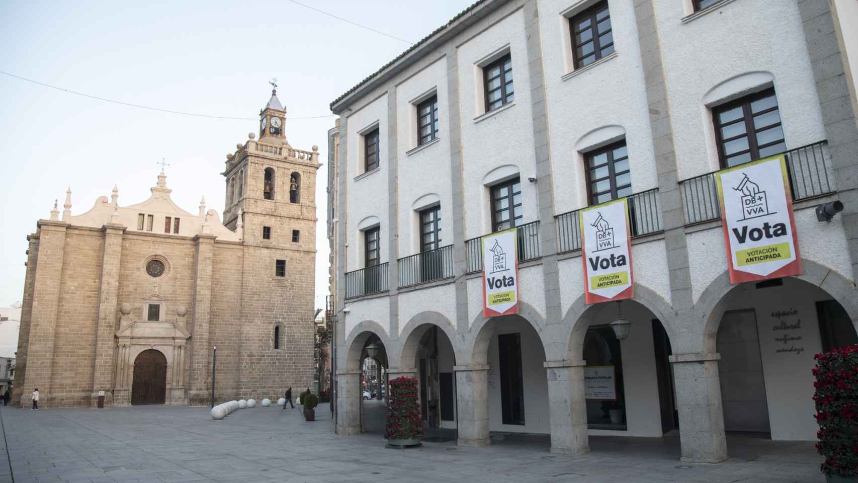 La Plaza de España de Villanueva de la Serena, adornada con motivo de la consulta popular del próximo 20 de febrero.