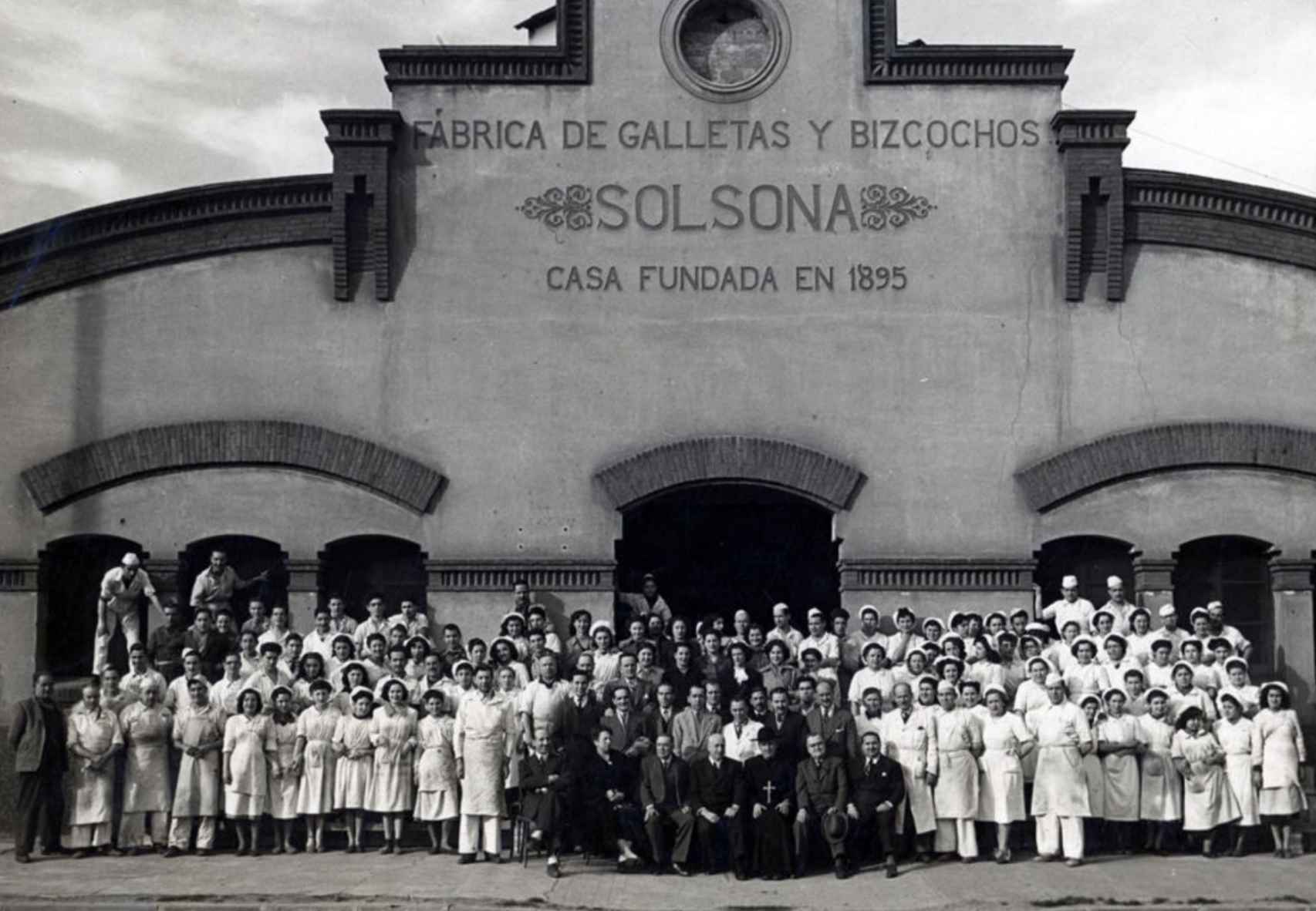 Empleados de galletas Solsona ante la fábrica de Poblenou en la segunda década del siglo XX.