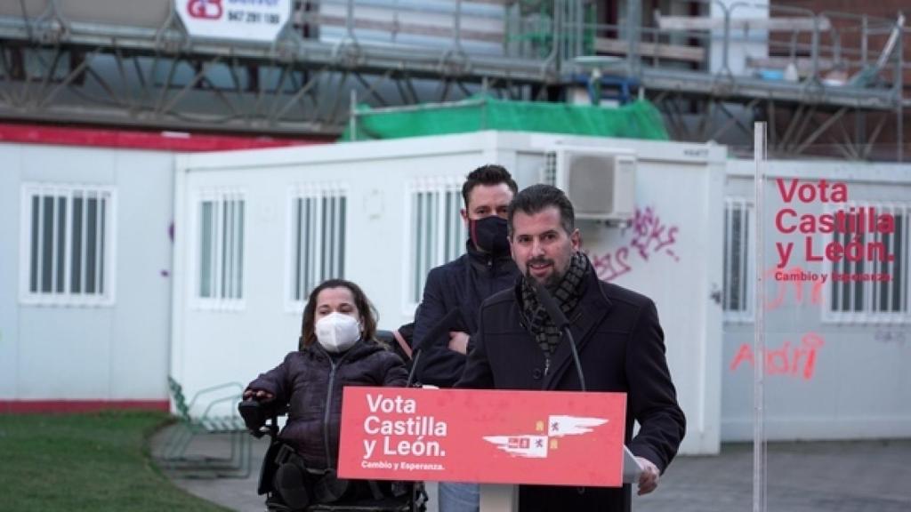 Tudanca frente a los barracones sanitarios del barrio de Gamonal