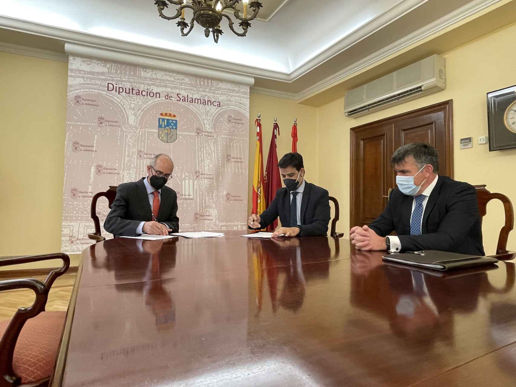 Firma del acuerdo entre la Diputación de Salamanca y Unicaja Banco