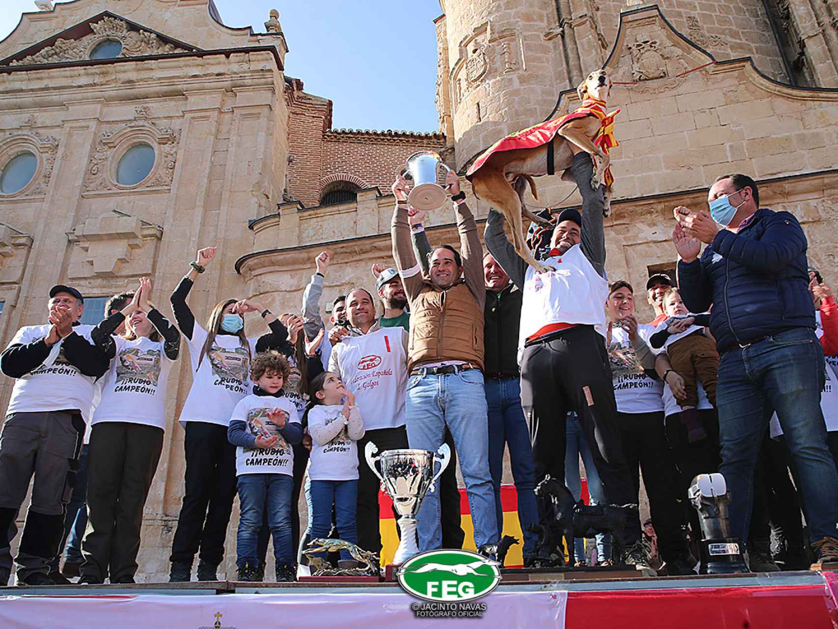 Celebración tras el triunfo de Rubio de Triki. Fotografía: Jacinto Navas. Federación Española de Galgos