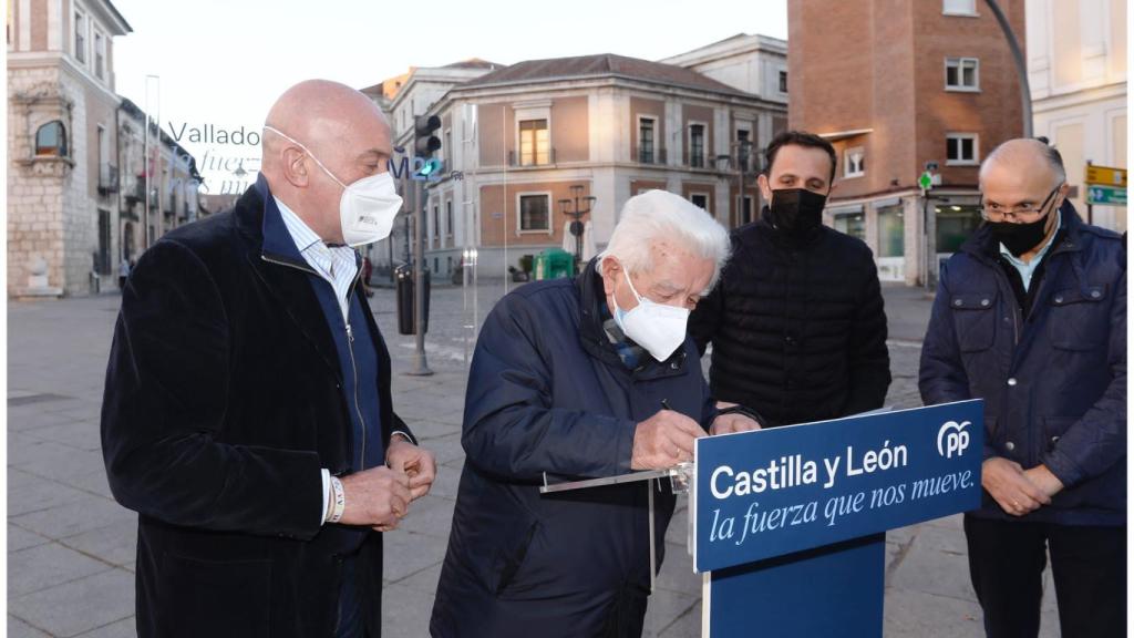 Los expresidentes populares de la Diputación de Valladolid, Félix Calvo, Ramiro Ruiz Medrano y Jesús Julio Carnero, y el presidente provincial del Partido Popular, Conrado Íscar