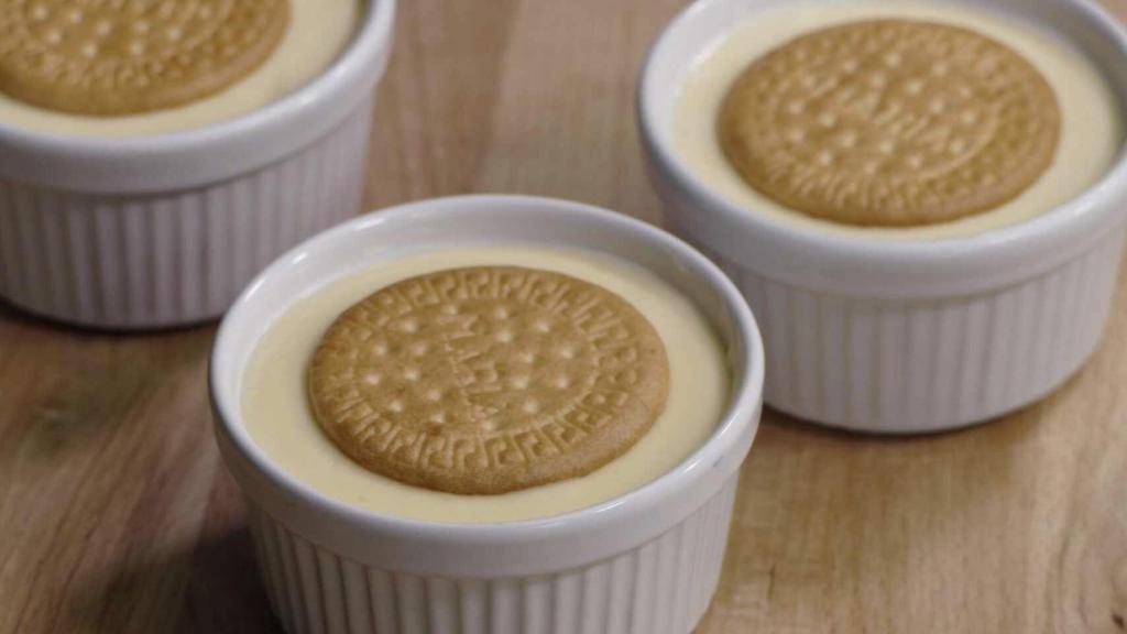 Unas natillas con galleta.