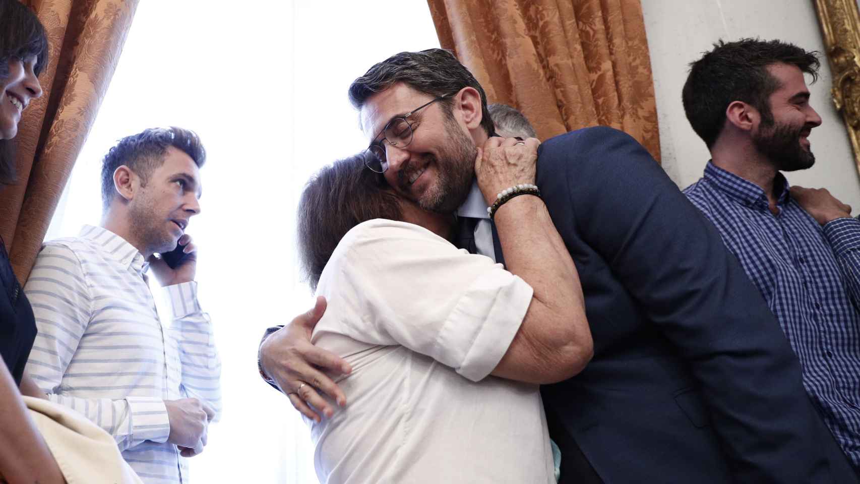 Máximo Huerta abraza a su madre tras tomar posesión como Ministro, en junio de 2018.