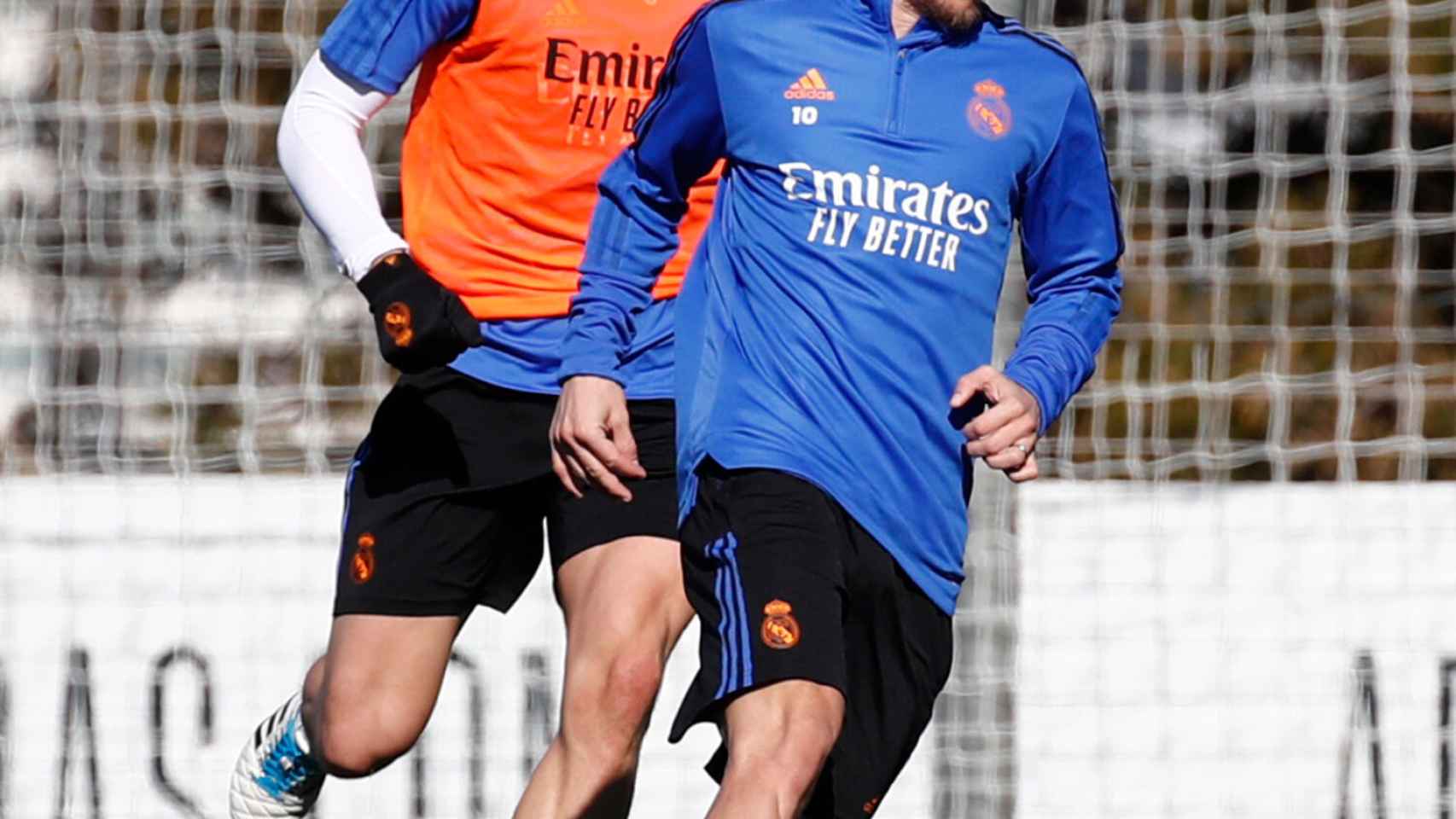 Toni Kroos y Luka Modric pelean por la posesión