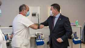 Emiliano García-Page saluda a un sanitario en el hospital de Talavera de la Reina. Foto: JCCM.