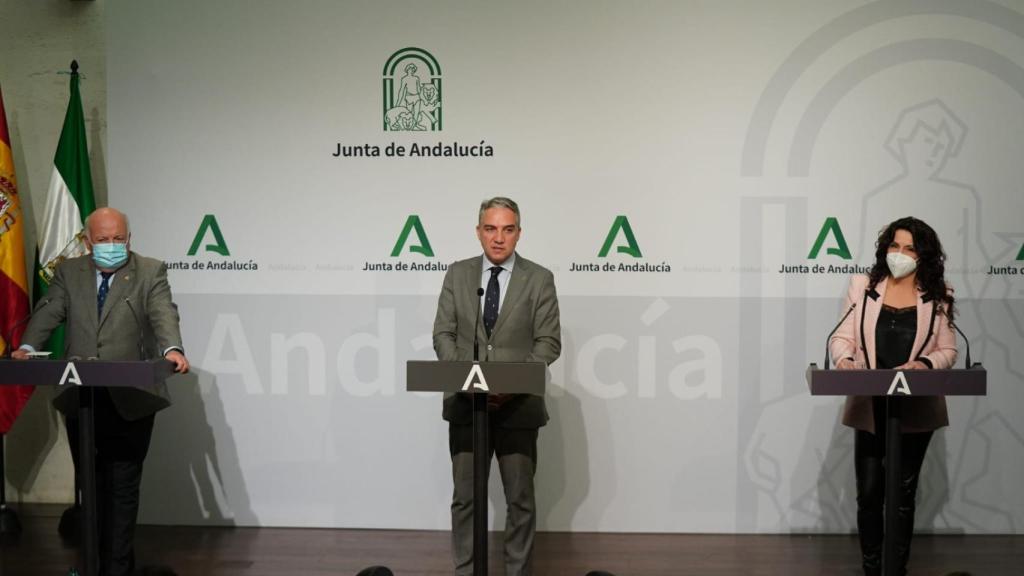 El consejero de la Presidencia, Elías Bendodo, junto al de Salud, Jesús Aguirre, y  la de Igualdad, Rocío Ruiz.