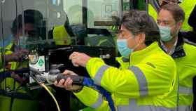 El consejero David Pérez, poniendo combustible al primer autobús público de Madrid que utiliza hidrógeno verde. FOTO: Comunidad de Madrid.