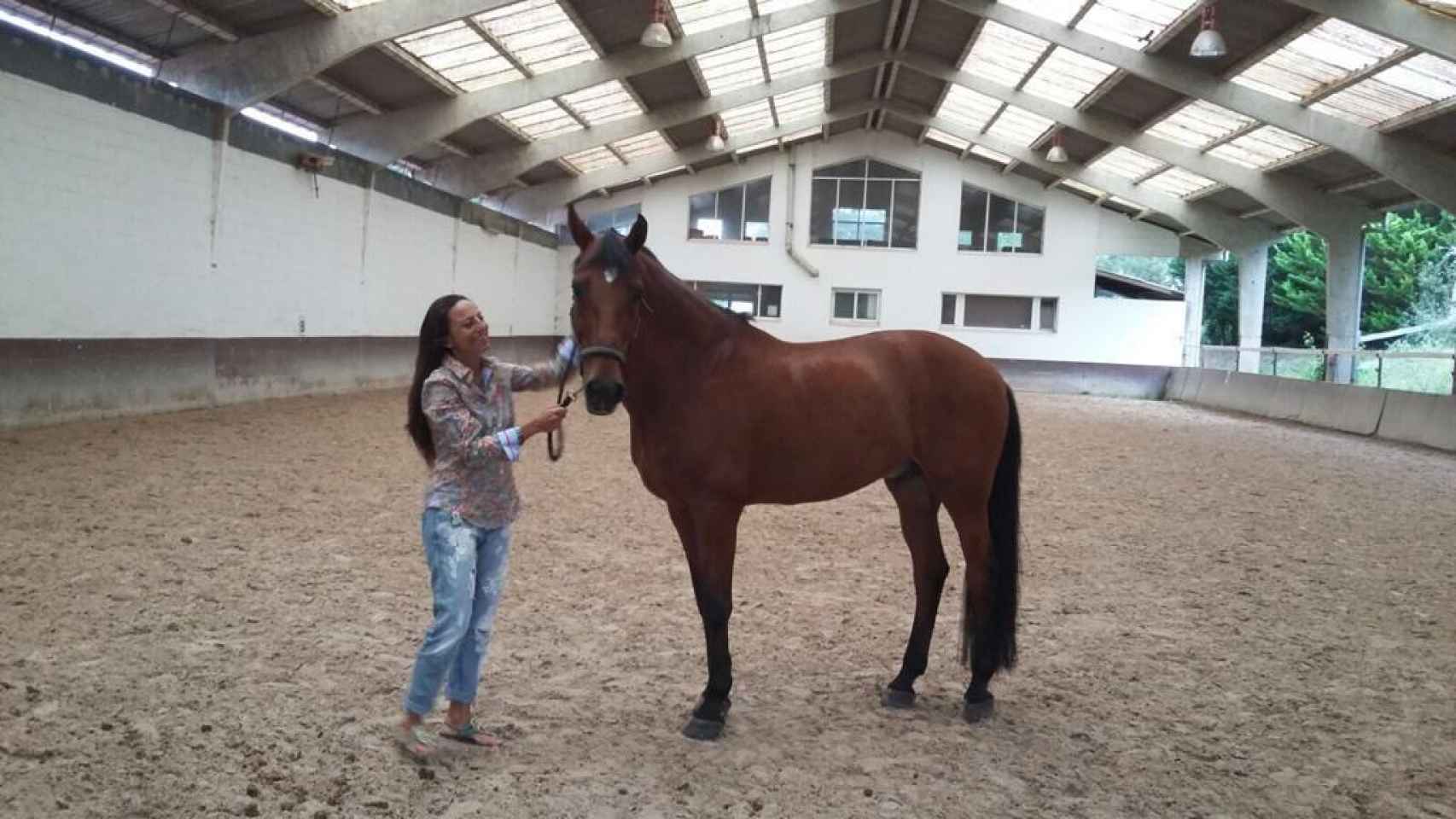 Mónica Pineda reencontrándose con un caballo que castró hace años.