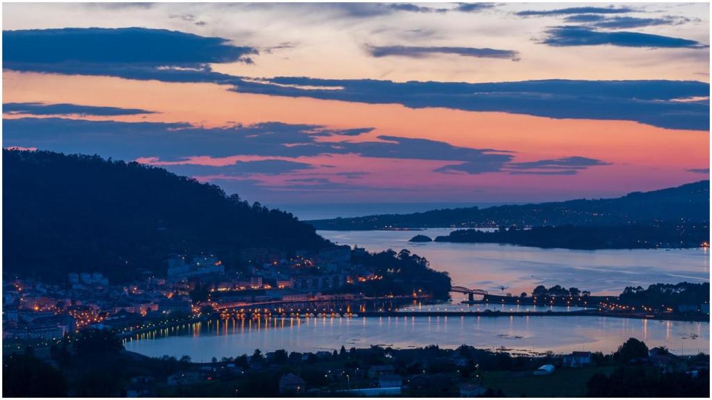 Vista nocturna de Pontedeume