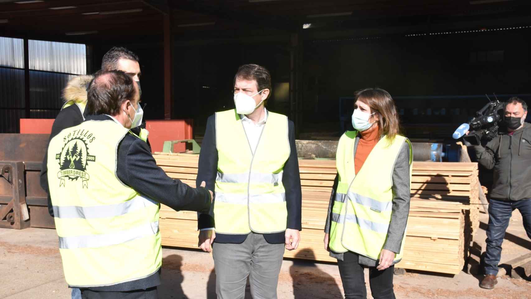 Mañueco con Rocío Lucas en el municipio soriano de Cabrejas del Pinar visitando una fábrica de maderas