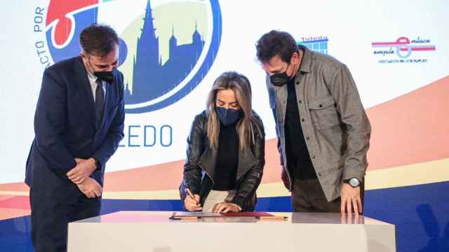 Milagros Tolón, en el centro, durante la firma del pacto. Fotos: Ayuntamiento de Toledo.