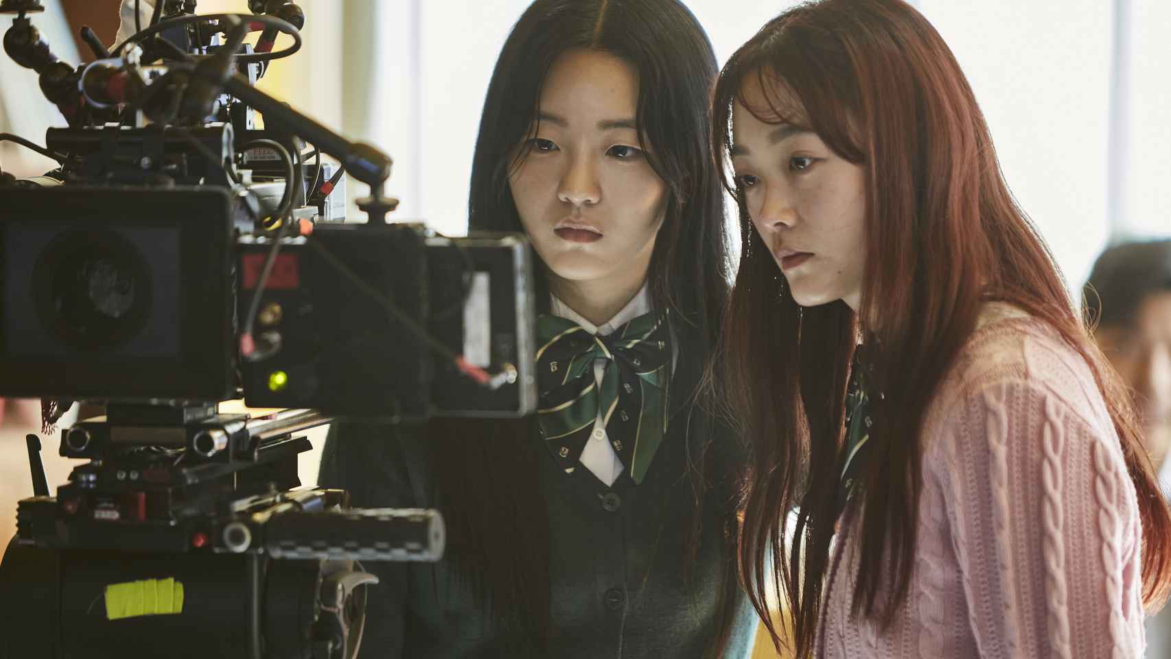 Cho Yi-hyun y Na Yeon, tras las cámaras de 'Estamos muertos'.