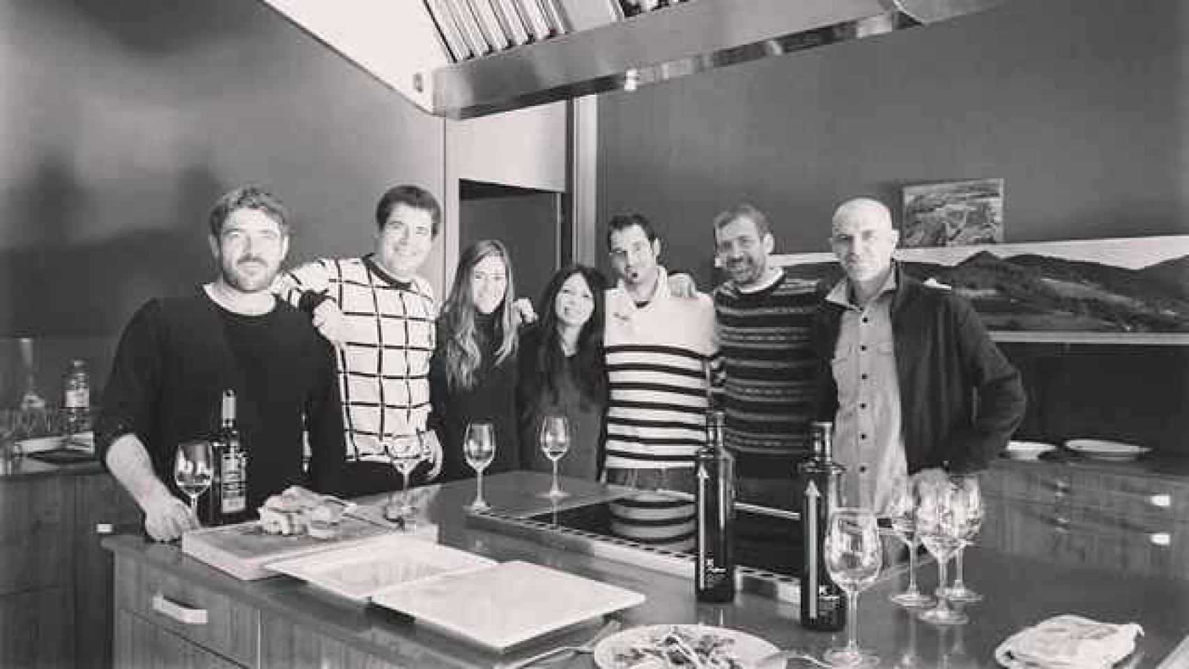 Los siete hijos de Karlos Arguiñano junto en la cocina.