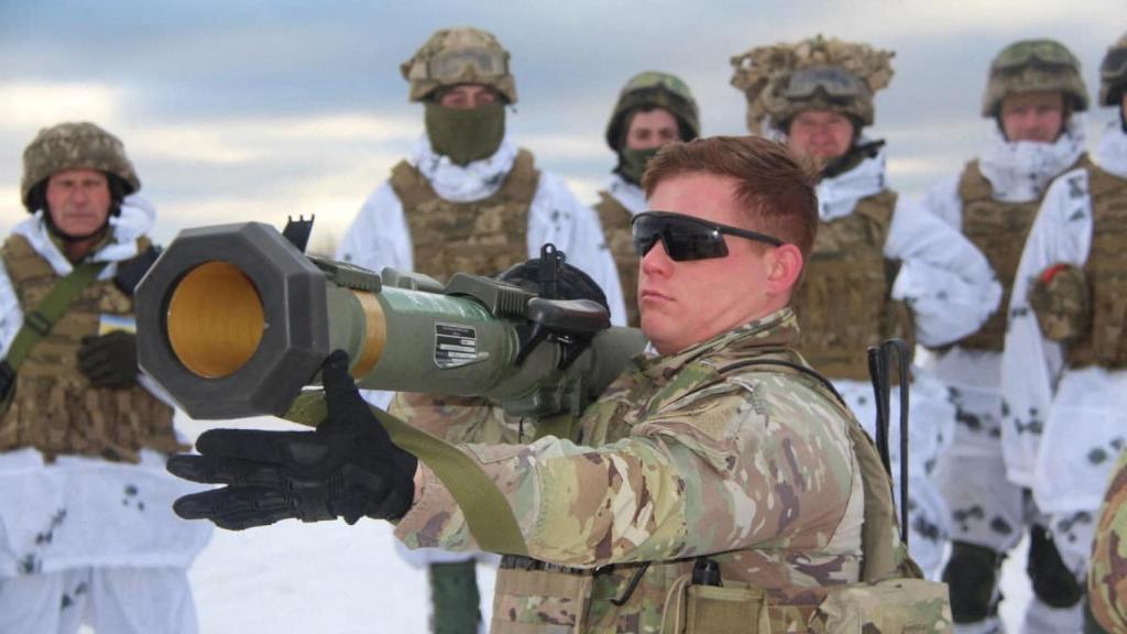 Soldados estadounidenses entrenan al Ejército ucraniano.
