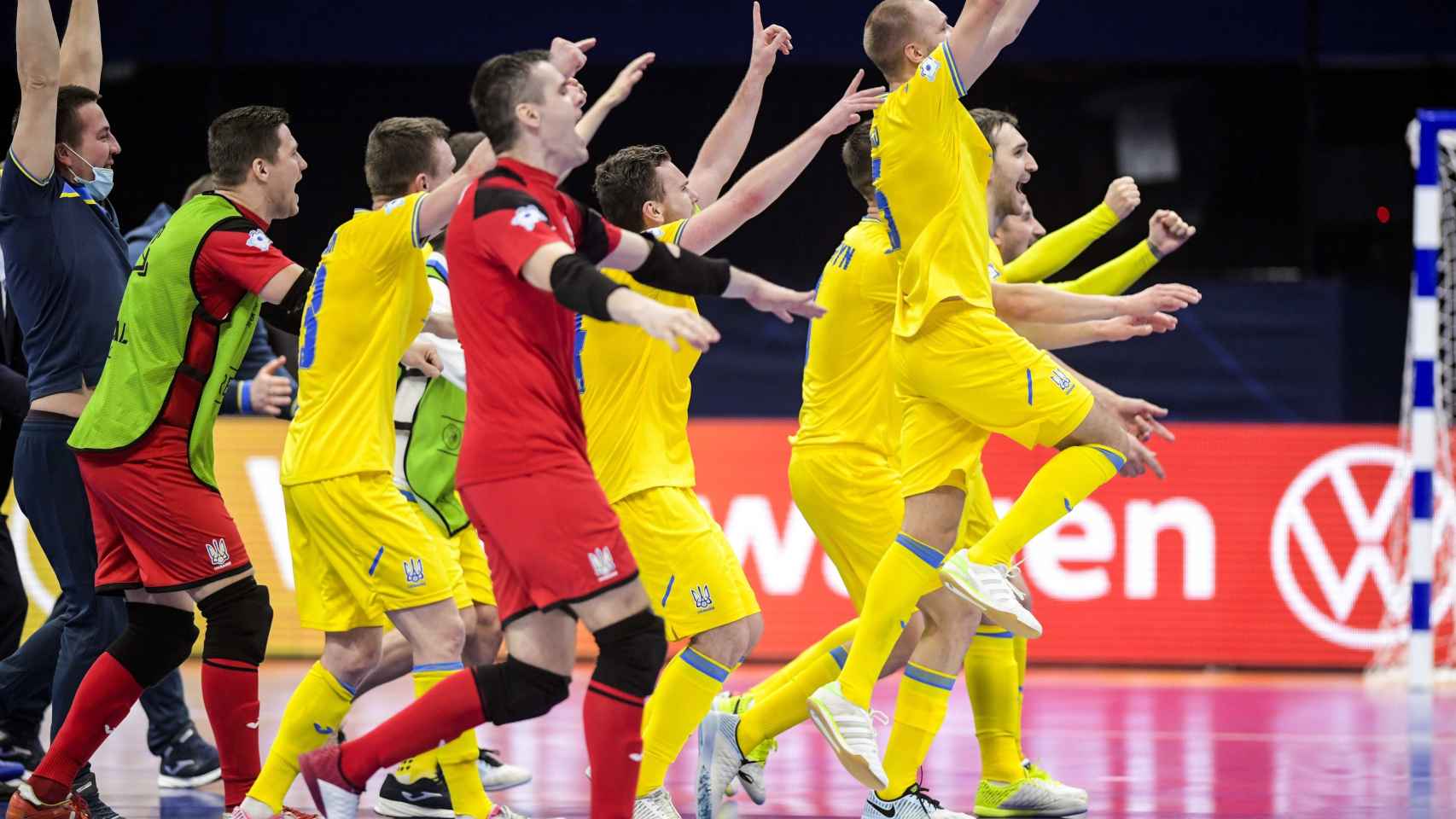 Los jugadores ucranianos celebran el pase a la semifinal del Europeo de fútbol sala 2022.