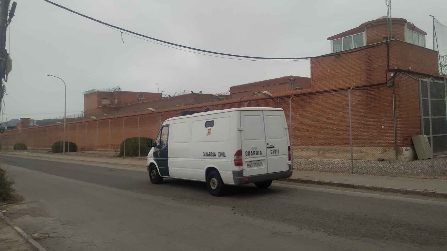 Un furgón de la Guardia Civil frente a la prisión de Sangonera la Verde.