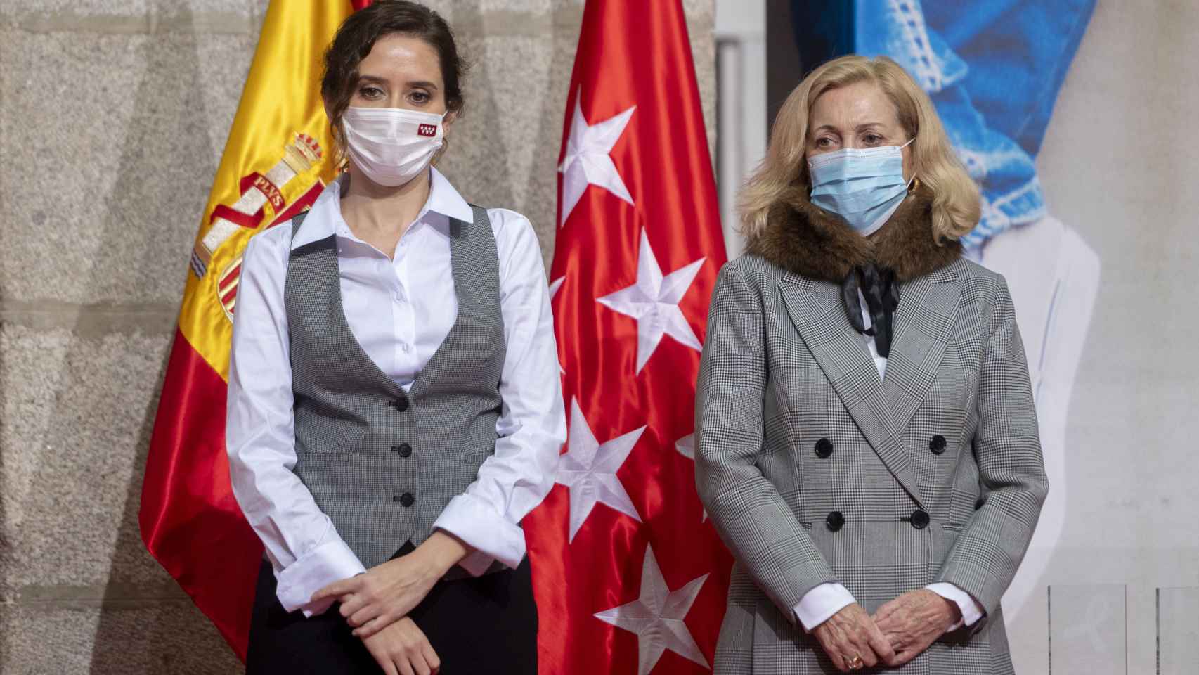 La presidenta madrileña, Isabel Díaz Ayuso, y la consejera de Familia, Juventud y Política Social, Concepción Dancausa .