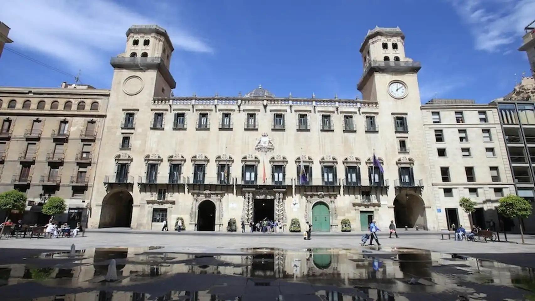 Fachada del Ayuntamiento de Alicante.