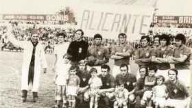 Los jugadores del Alicante antes de jugar un partido de Tercera División en 1933.