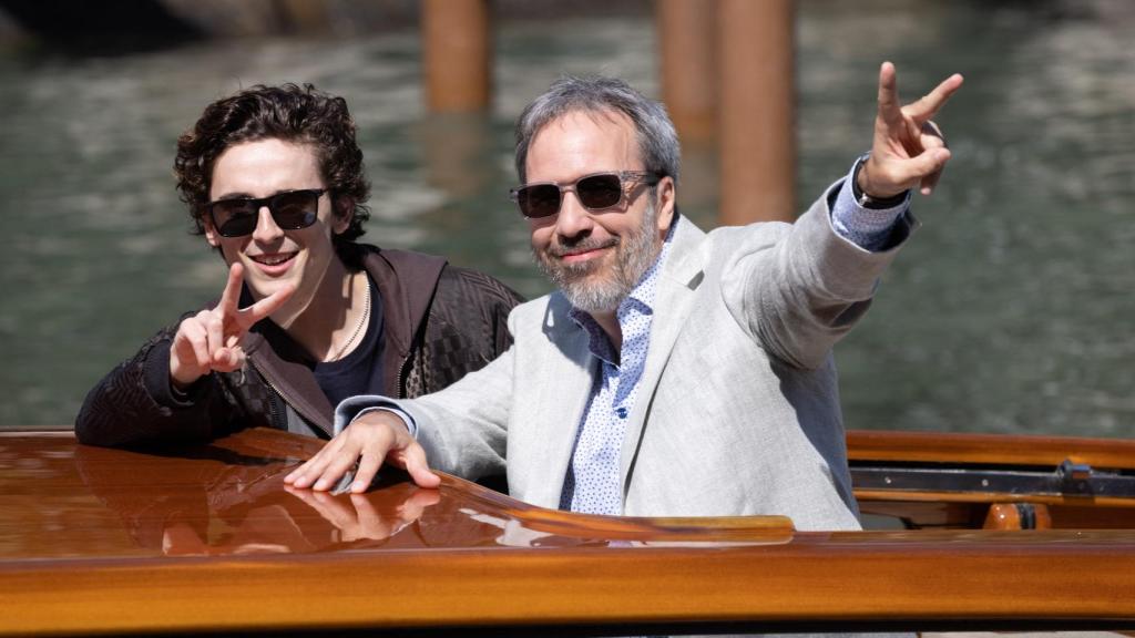 Denis Villeneuve llegando a Venecia con Timothée Chalamet.
