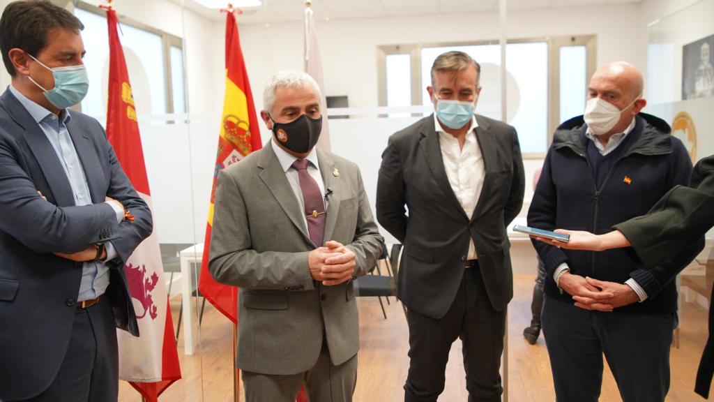 Ángel Ibáñez, Jesús Julio Carnero (números uno a las Cortes por Valladolid y Burgos) y Enrique López (secretario de Justicia e Interior del PP), junto al presidente de la Avtcyl, Sebastián Nogales