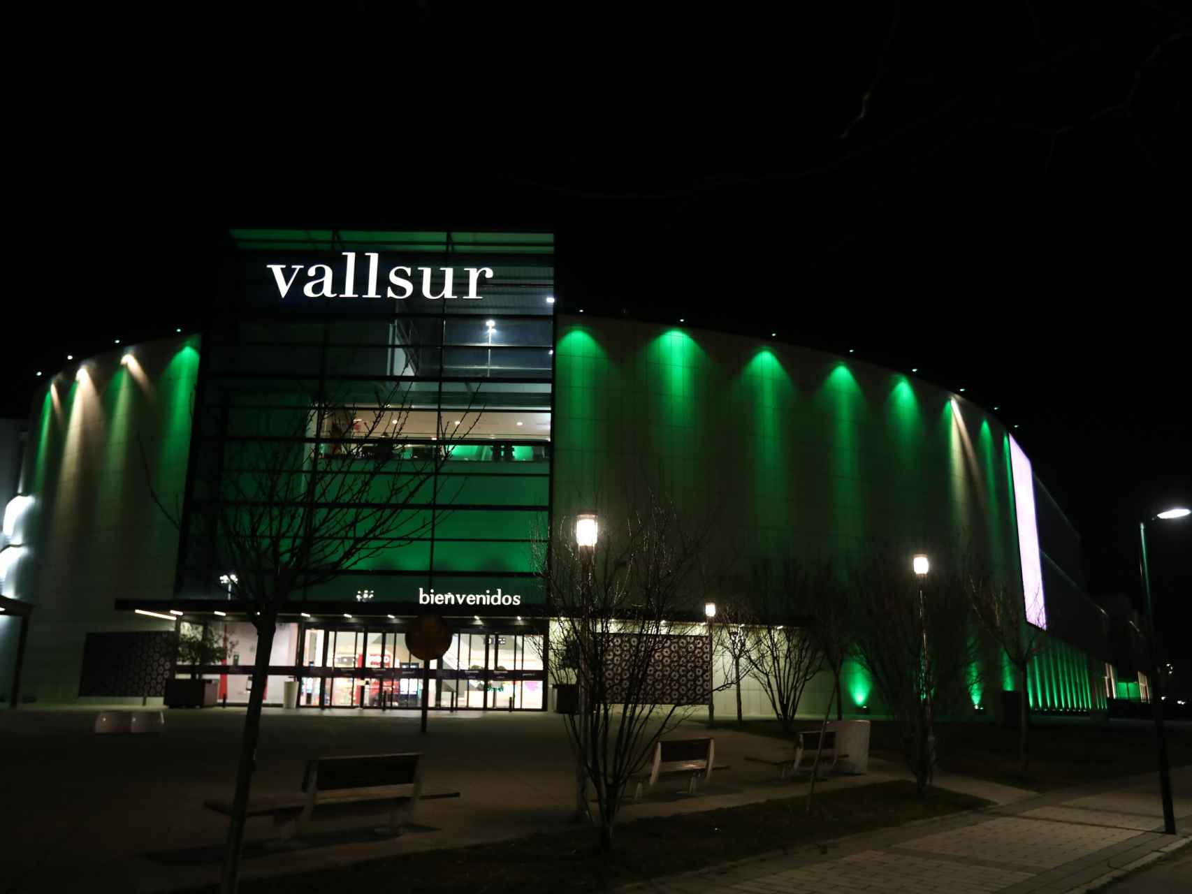 Vallsur se ilumina de verde con motivo del  Día Mundial contra el Cáncer