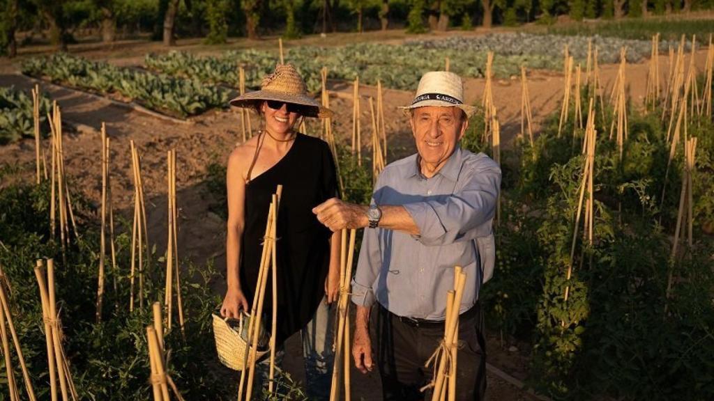 Amaya Arzuaga con su padre en el huerto ecológico de la bodega.