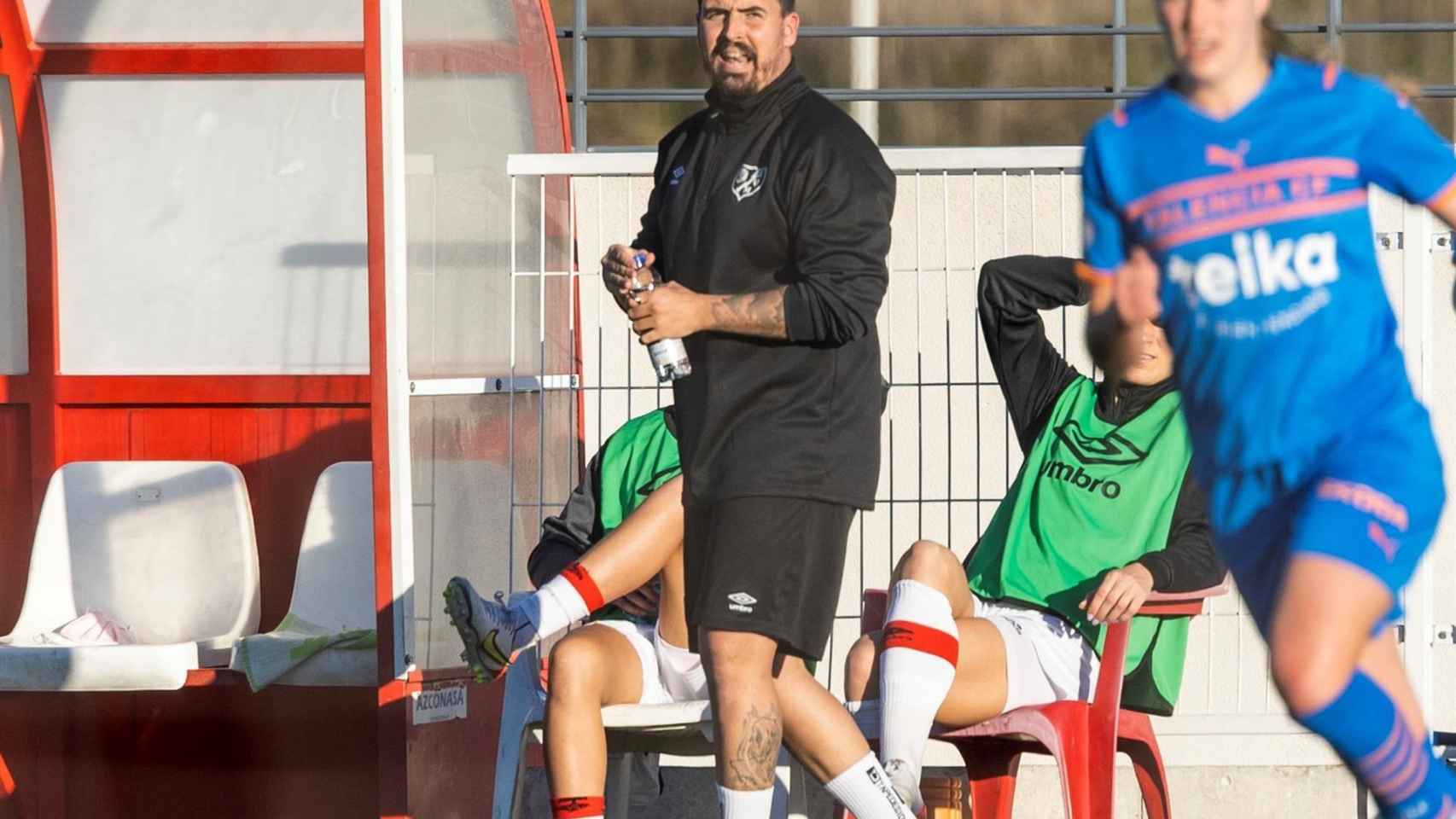 Carlos Santiso, en un partido del Rayo Vallecano Femenino de la temporada 2021/2022